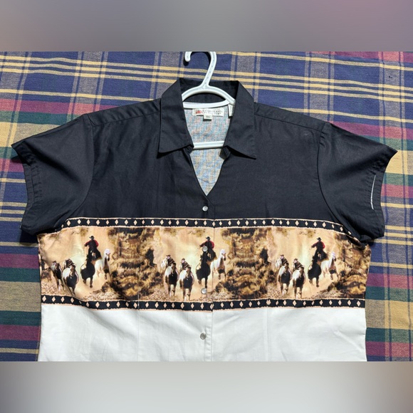 Cumberland Outfitters Black Beige and White Horse Print Short Sleeve Shirt - Picture 2 of 11